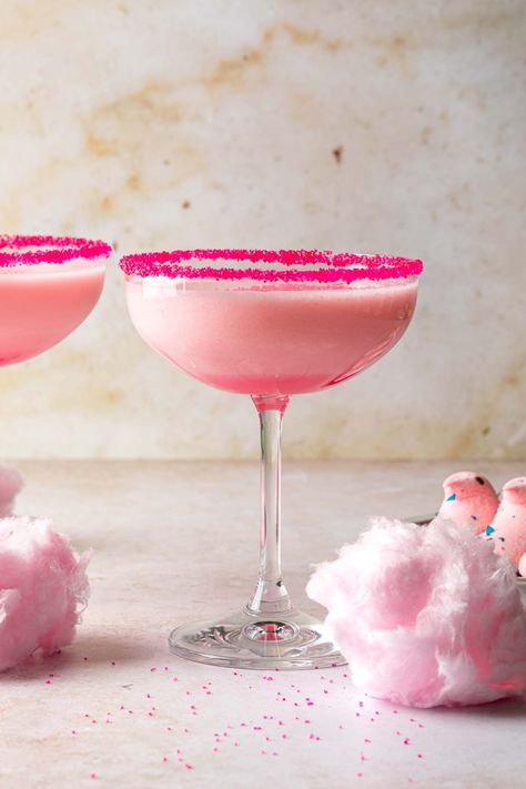 Sweet Martini Recipes, Weird Drinks, Cotton Candy Martini, Candy Syrup, Cotton Candy Drinks, Sweet Martini, Marshmallow Vodka, Cotton Candy Cocktail, Easter Drink