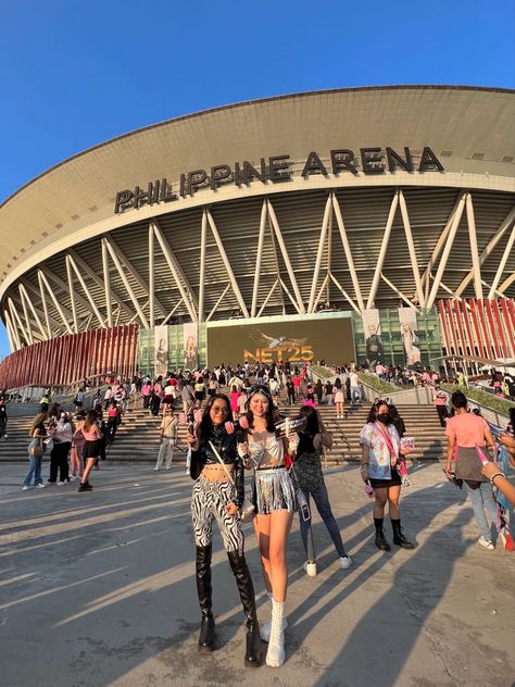 Kpop Concert Pics, Concert Inspo Pics, Kpop Concert Photos, Concert Pics With Friends, Bruno Mars Concert Outfit, Concert Pose Ideas, Concert Pose, Concert Picture Ideas, Philippine Arena