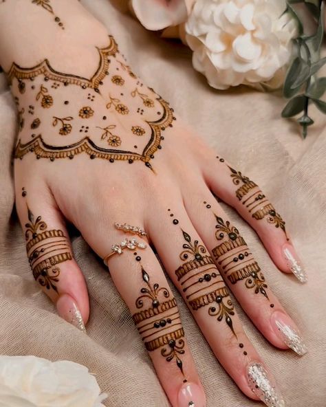 Some mehndi inspo for all my girlies for this Eid ✨ Via: @pinterest Minimal Mehndi Designs Fingers, Mini Mehndi Designs, Mehandi Designs Aesthetic, Eid Henna Designs Simple, Mehendi Simple, Elegant Touch Nails, Eid Mehndi, Pretty Henna, Mini Workouts