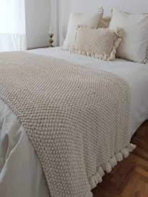 Hoy vamos a dedicarnos a embellecer nuestra cama, pues tenemos para ti algunas ideas para pie de cama tejido a dos agujas. Tejer estos pies de cama es muy Crochet Scarf For Beginners, Yellow Blankets, Blanket Craft, Neutral Throw Pillows, Crochet Scarf Pattern Free, Womens Crochet Patterns, Beginner Crochet Projects, Bed Runner, Scarf Crochet Pattern