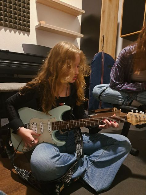 Guitarist Girlfriend Aesthetic, Musician Girlfriend Aesthetic, Gutair Aesthetic Girl, Musician Girl Aesthetic, Eletric Gutair Girl, Electric Guitar Aesthetic Girl, Electric Guitar Girl Aesthetic, Guitarist Girl Aesthetic, Girl Playing Guitar Aesthetic