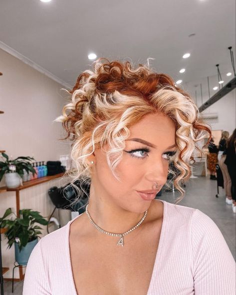 #ιδεεςγιακουρεματα #HairStyleIdeas #FluffyBobBlackWomen #SoftballHairstyles #SunkissedHaiRBrunette #EmoShag #CooperBalayageBrunettes #PromHairstyles #ロブレイヤー #裾カラーボブ #StylesDeCheveuxCourts #CoiffureFemmeTresse #CoiffureUndercut #ShortHairCut #CapelliCortiSottili #TreccineBoy #TrecceFaciliBoy #CuteBoxBraidsHairstyles #ShaggyShort #CurlyHairTips #BlackNoir #ReallyShort #AliciaKeysFulaniBraids #IdeesCoiffure #Mal #Formatura #HairstyleInspiration #AliciaKeysFulaniBraids #BackToSchoolHairstyles Chunky Highlight On Curly Hair, Blonde Peekaboos On Curly Hair, Color Blocking On Curly Hair, Copper And Blonde Balayage Curly Hair, Natural Curly Hair With Money Piece, Red With Platinum Blonde, Short Curly Red Hair With Bangs, Red With Blonde Highlights Short Hair, Orange Blonde Curly Hair