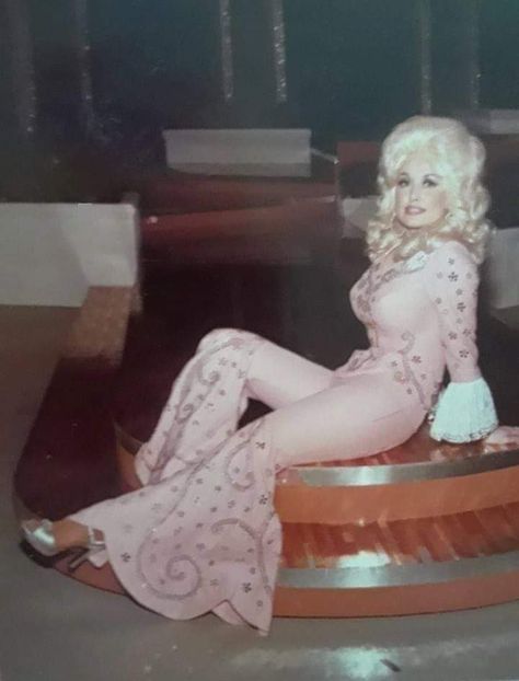 1970s Dolly Parton, Dolly Parton Iconic Looks, Dolly Parton 70s, Dolly Parton Outfits, Dolly Parton Cowgirl, Dolly Hair, Dolly Parton Costume, Backwoods Barbie, Dolly Parton Pictures