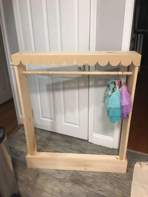 Princess Dress Holder Diy, Dress Up Stations Diy, Dress Up Accessories Storage, Dress Up Hanging Rack, Easy Diy Dress Up Rack, Small Space Dress Up Storage, Diy Dress Up Clothes Rack, Diy Princess Dress Up Station, Diy Princess Dress Rack