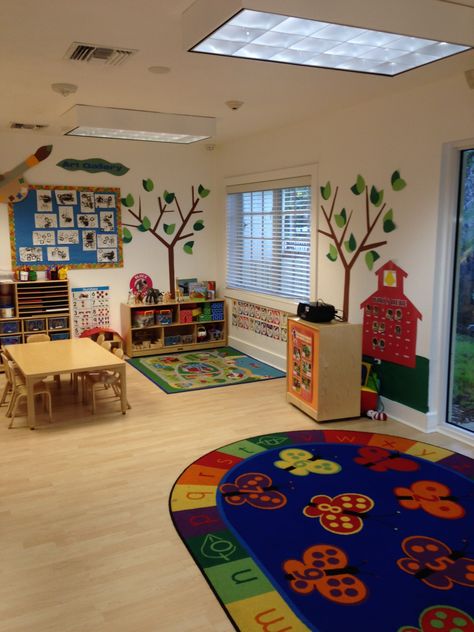 Classroom Setup Daycare, One Year Old Classroom Setup Daycare, Small Preschool Classroom Layout, Home Daycare Setup, Daycare Center Ideas, Preschool Layout, Toddler Daycare Rooms, Home Daycare Rooms, Preschool Classroom Layout