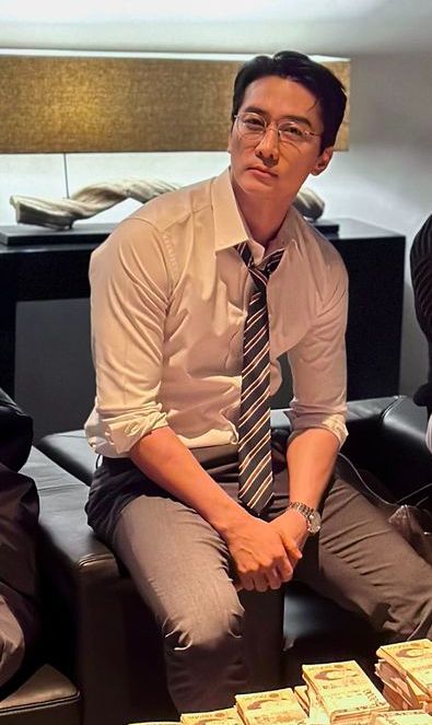 Song Seung Heon, Police Detective, Korean Fashion Casual, Korean Entertainment, Handsome Actors, Asian Actors, Asian Men, Future Husband, Shirt Sleeves