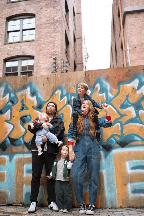 Street Wear Family Photoshoot, Graffiti Family Photoshoot, Alt Family Pictures, Grunge Family Photos, Street Style Family Photoshoot, Alternative Family Photos, Downtown Family Photoshoot, Urban Family Photoshoot, Edgy Family Photoshoot