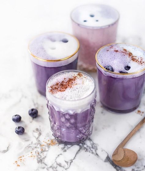 💜Purple Wellness lattes 💜  Create these simple and delicious lattes by simply mixing 1 tsp of black goji berry powder with 10-20ml of hot water. Add 1 tsp of sweetener of your choice. Froth up plant basked mylk and stir in with the ingredients. Top latte with cinnamon. Blueberry Latte, Coconut Syrup, Vegan Milk, Latte Recipe, Healthy Comfort Food, Matcha Latte, Goji Berries, Coffee Recipes, Yummy Drinks