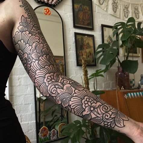 Traditional Tattoo Inspiration, Blackout Tattoo, Tattoos For Women Half Sleeve, Handpoke Tattoo, Stomach Tattoos, Back Tattoo Women, Badass Tattoos, Aesthetic Tattoo, Black Ink Tattoos