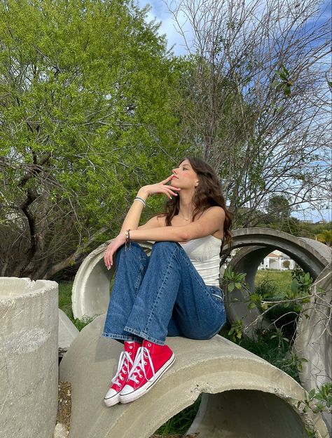 Style Red Converse, How To Style Red Converse, Outfits With Red Converse, Red Vans Outfit, Platform Converse Outfits, Pink Converse Outfit, Red Converse Outfit, Red Shoes Outfit, Outfits With Red