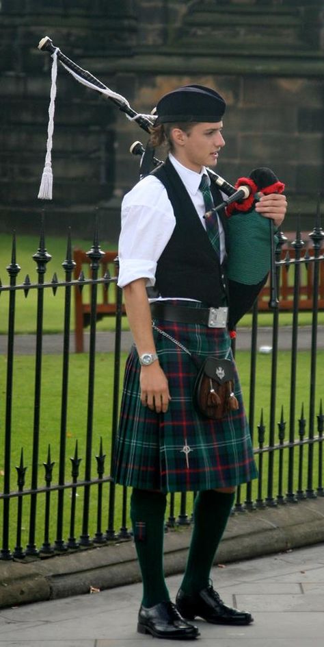 Kilts Men, Scottish Outfits Men, Scottish Kilts Men, Kilt Outfit Men, Scottish Men, Irish Kilt, Scottish Bagpipes, Scottish Dress, Scottish People