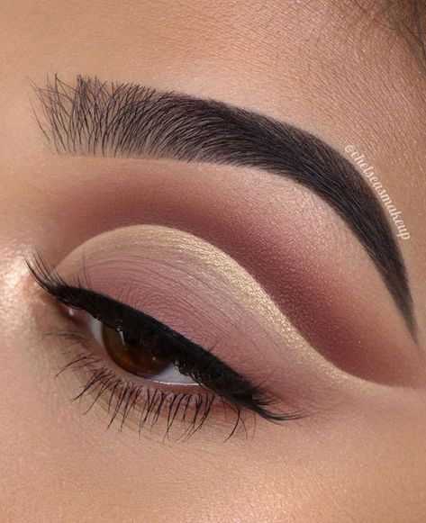 10. Gold Line & Rosy Pink Cut Crease Makeup Look Fall is here, and festive season has begun. Cold months bring plenty of inspiration... Eyeshadow Brown Eyes, Maquillaje Cut Crease, Maquillage Yeux Cut Crease, Make Up Inspiration, Mini Tutorial, Cut Crease Makeup, Beauty Quizzes, Makeup Deals, Makijaż Smokey Eye