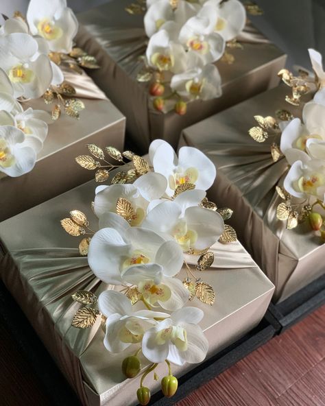 Hidden Hantaran Ideas, Elegant Gift Wrapping Ideas, Packing Ideas Gift, Dulang Hantaran Ideas, Hidden Hantaran, Gift Packing Ideas, Pretty Gift Wrapping Ideas, Wedding Gift Hampers, Hantaran Pernikahan