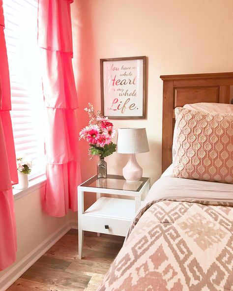 Coral Bedroom Ideas For Adults, Coral Bedroom Ideas, Bedroom Ideas For Adults, Coral Bedroom, Coral Accents, White Comforter, Adult Bedroom, White Coral, Decorating Tips