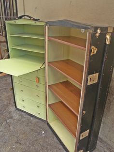 Diy Small Desk, Storage Boxes Diy, Industrial Decorating, Trunk Ideas, Fold Out Desk, Boxes Diy, Desk Drawers, Campaign Furniture, Diy Storage Boxes