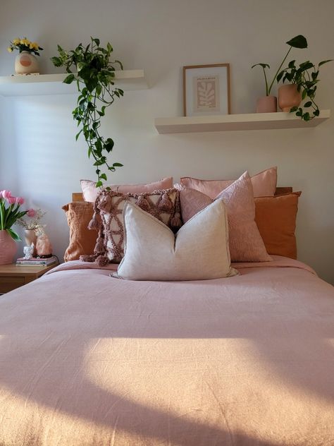 Beige And Pink Aesthetic Bedroom, Pink Plant Bedroom Aesthetic, Earthy Pink Room, Pink And Earth Tones Bedroom, Light Pink Boho Bedroom, Dusty Pink Bedroom Decor, Bedroom Asthetics Women, Pink Bedroom With Plants, Pink Earthy Bedroom