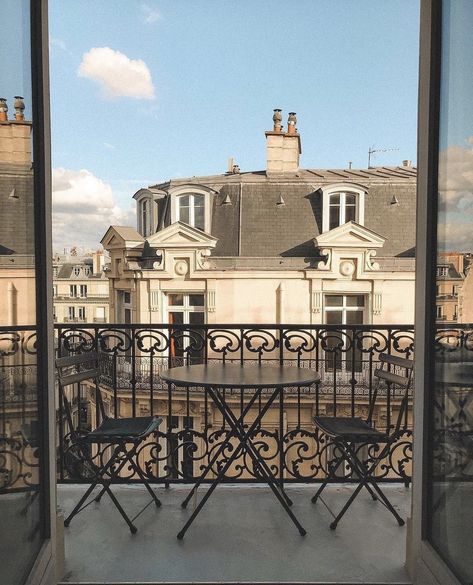 Everything About Parisian Balcony in Paris Parisian Style Balcony, Balcony In Paris, Buildings In Paris, Paris Morning, Parisian Flat, Parisian Balcony, Academy Aesthetic, Paris Balcony, Iron Balcony Railing