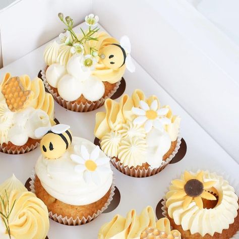 Bee Themed Desserts, Bee Cupcakes Ideas, Bee Baby Shower Cupcakes, Mom To Bee Baby Shower Ideas, Honey Bee Baby Shower Cake, Sweet As Can Bee Baby Shower Ideas, Bee Dessert Table, Baby Shower Cupcakes Girl, Bee Themed Baby Shower Ideas