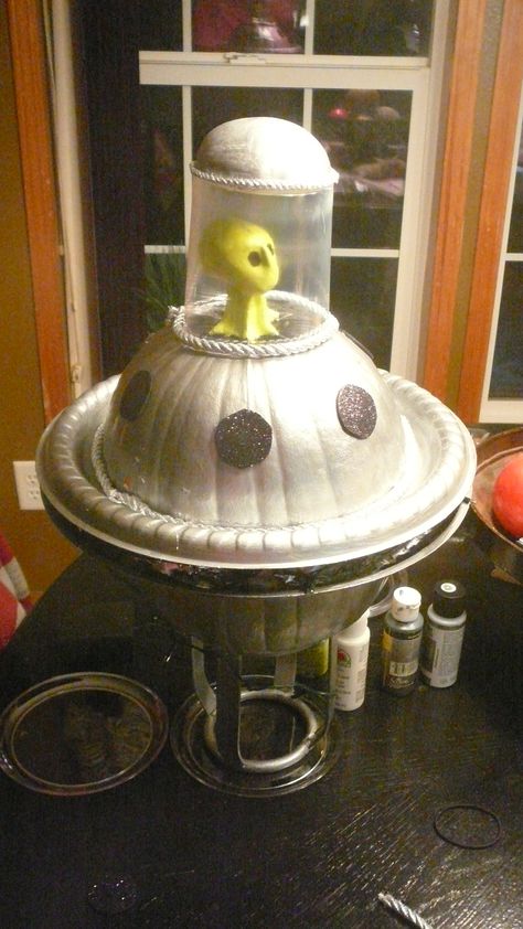 Pumpkin decorating idea - 2012 (No Carve) It's 2 plastic plates with the centers cut out around the outside and a string of lights between them - the alien is clay and the clear cockpit is a deli container cut to size. Alien Pumpkin, Tablescape Thanksgiving, Thanksgiving Tables, Pumpkin Idea, Creative Pumpkin Decorating, Character Pumpkins, Pumpkin Carving Contest, Pumpkin Decorating Contest, No Carve Pumpkin Decorating