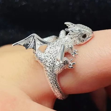 New In Original Unopened Packaging. He Looks Like A Baby, Just Getting Ready To Try Those Wings. In Silver & Adjustable. Msrp $9.97 Usd Punk Mode, Dark Dragon, Crochet Rings, Index Finger Rings, Cooler Style, Bracelet Viking, Style Gothic, Dragon Ring, Silver Dragon