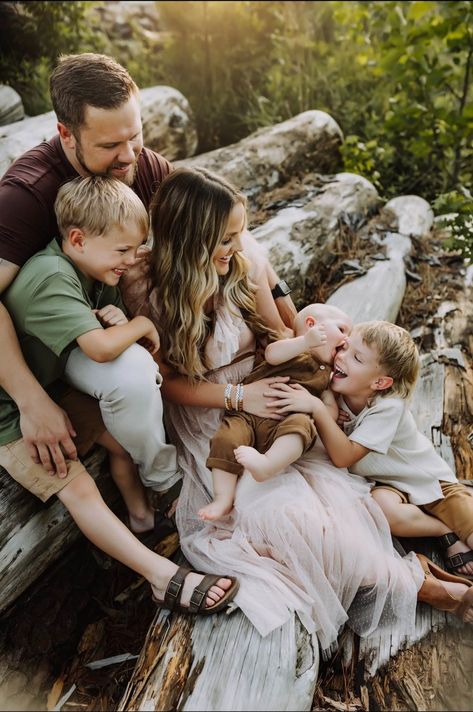 5 prompting ideas for family photography | Unscripted Photographers Family Pictures With 3 Kids, Family Of 5 Photoshoot Posing Ideas, Family Of Five Photoshoot, Family Of 5 Picture Ideas, Family Portrait Poses, Family Of 5, Family Of Five, Family Posing, Posing Ideas