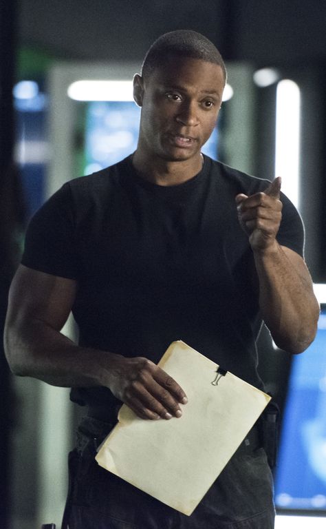 Arrow 4x07 - John Diggle John Diggle Arrow, Diggle Arrow, Arrow Dc Comics, John Diggle, Dinah Laurel Lance, Supergirl 2015, Cw Dc, Team Arrow, Funny Disney Memes