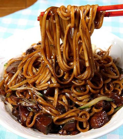 Les 10 plats coréens à tester Korean Ramen, Ramen Noodle, Vietnamese Recipes, Food Pin, Ramen Noodles, Korean Food, Japchae, Buzzfeed, Food Inspiration