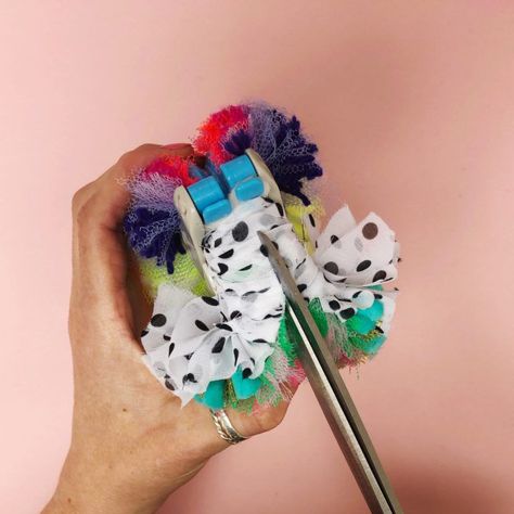 Pom Pom Scrunchie, Pom Pom Crafts To Sell, Pom Pom Patterns, Pom Pom Art, Rainbow Pom Pom, Pom Pom Headband, Wool And The Gang, Flower Headdress, Lamb Decorations