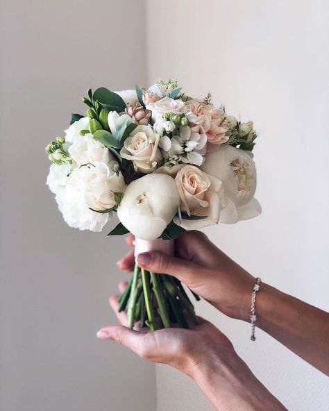 Unique Wedding Bouquet, Simple Wedding Bouquets, Beautiful Bridal Bouquet, Bridal Bouquet Flowers, Aline Wedding Dress, Hand Bouquet, White Wedding Bouquets, Bride Flowers, Bouquet Arrangements