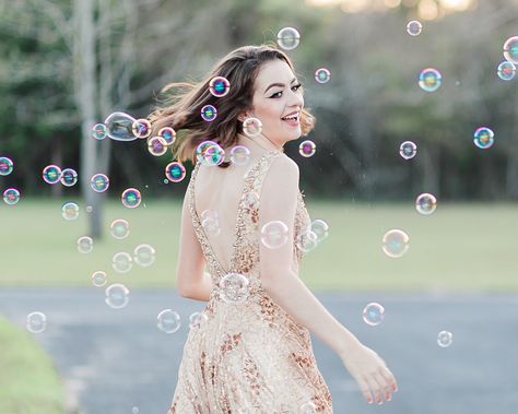 Senior Pictures With Bubbles, Bubbles Photoshoot Ideas, Pictures With Bubbles, Photos With Bubbles, Bubble Photoshoot Ideas, Bubbles Photoshoot, Bubble Photoshoot, Book Poses, Prom Shoot