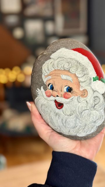 Santa Claus Painted Rocks, Painted Garden Rocks, Christmas Rocks, Christmas Tree Drawing, Christmas Rock, Water Gardens, Santa Claus Is Coming To Town, Painted Rocks Diy, Rock Painting Designs