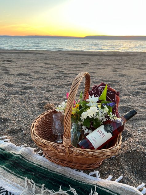 Beach Date basket with wine and flowers Picnic Basket Decor Ideas, Picnic Basket Decor, Basket Decor Ideas, Picnic Planning, Summer List, Hello Stranger, Flowers Wine, Cute Date, Date Idea