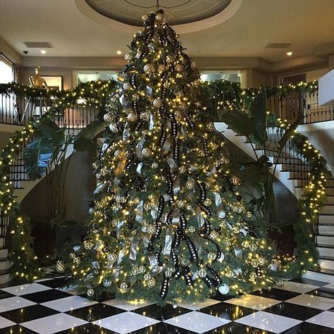 kris-jenner-christmas-tree-2014 Kris Jenner Christmas, Kardashian Christmas, Luxury Christmas Tree, Inflatable Decorations, Christmas Interiors, Winter Wonderland Christmas, Beautiful Christmas Trees, Gold Christmas Tree, Kris Jenner