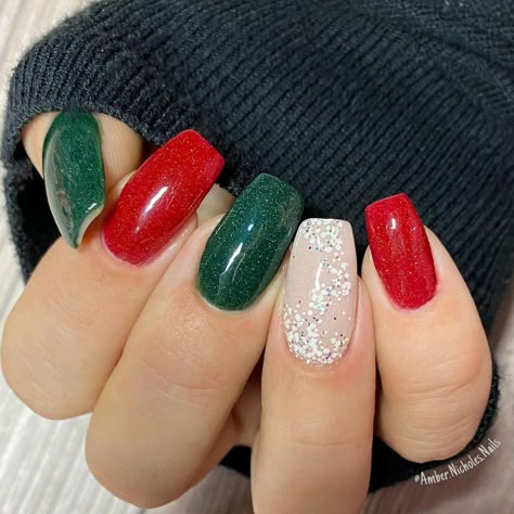 Red Green White Nails Christmas, December Nails Red And Green, Red And Green Holiday Nails, Red Green And Silver Nails, Christmas Green And Red Nails, Red And Green Xmas Nails, Red Green White Nails, Red Green Nails Christmas, Red Green And White Nails