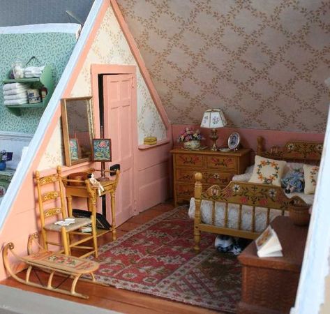 Miniature attic bedroom with Shaker furniture Dollhouse Miniatures Bedroom, Cottage Dollhouse Interior, Dollhouse Attic, Shaker Pantry, Country Dollhouse, Cottage Dollhouse, Miniature Bedroom, Dollhouse Rooms, Dollhouse Design