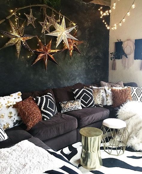 Small Modern Living Room, Gold Living, Black And White Living Room, Lights Hanging, Star Lanterns, Painted Walls, White Living, White Living Room, Design Del Prodotto