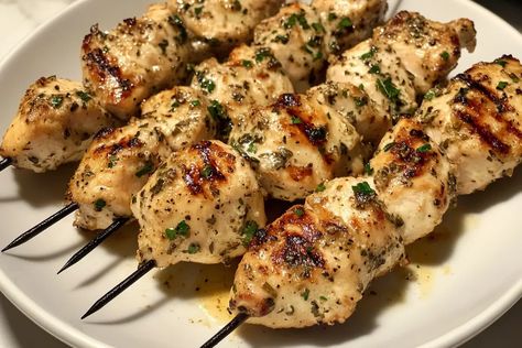 Garlic Parmesan Chicken Skewers Recipe - Easy & Flavorful Steps - Tastye Recipes Garlic Parmesan Chicken Skewers, Parmesan Chicken Skewers, Baked Garlic Parmesan Chicken, Chicken Skewer Recipe, Garlic Parmesan Sauce, Creamy Cucumber Salad, Skewer Recipes, Garlic Parmesan Chicken, Baked Garlic