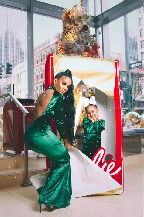 Mommy Daughter Photography, Mommy Daughter Photoshoot, Christmas Pictures Outfits, Mommy Daughter Photos, Mother Daughter Photoshoot, Christmas Family Photoshoot, Mommy And Me Photo Shoot, Mommy Daughter Outfits, Couple Pregnancy Photoshoot