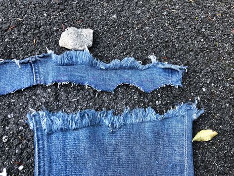 Destress Jeans Diy, How To Fray Bottom Of Jeans Diy, Distressing Jeans Diy, How To Fray Bottom Of Jeans, Frayed Hem Jeans Diy, Frayed Jeans Diy, Raw Hem Flare Jeans, Denim Hacks, Diy Distressed Jeans