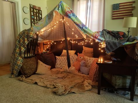 Diy Movie Night Ideas, Bedroom Fort, Diy Movie Night, Blanket Forts, Sleepover Room, Movie Night Ideas, Nice Scenery, Future Decor, Disney Dinner