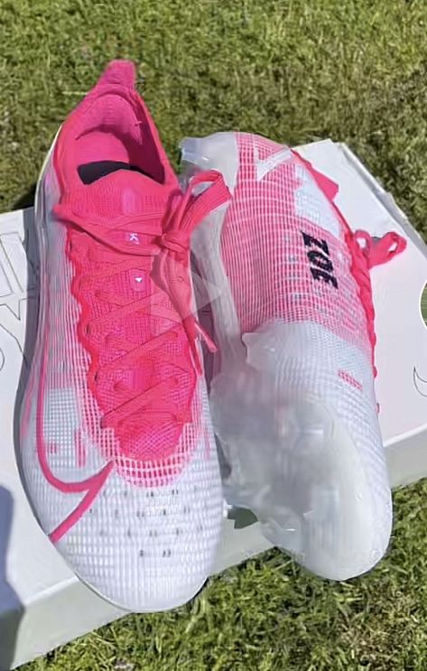 Pink Nike Cleats, Soccer Boots Aesthetic, Cleats Aesthetic, Soccer Cleats Aesthetic, Cute Soccer Cleats, Pink Football Cleats, Soccer Girl Aesthetic, Best Football Shoes, Pink Cleats