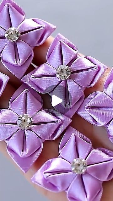 Hair Bows Diy Ribbon, Fascinator Hats Diy, Ribbon Flowers Diy, Ribbon Projects, Kanzashi Tutorial, Ribbon Sewing, Ribbon Flower Tutorial, Diy Ribbon Flowers, Diy Hair Accessories Ribbon