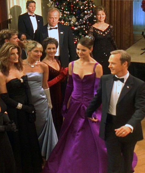 Another view of Vera Wang purple gown on Katie Holmes. "First Daughter", 2004. Y2k Lookbook, Pola Dress, The First Daughter, Chick Flick Movies, Victorian Era Dresses, Purple Gown, Purple Gowns, Runway Outfits, English Movies