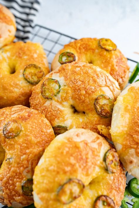 Made from scratch and ready to eat in 90 min, these Cheddar Jalapeño Bagels are completely beginner friendly, loaded with cheese and jalapeños right in the dough. It will be the best Jalapeño Cheese Bagel you’ll ever have. | how to make jalapeno bagels | how to make jalapeno cheddar bagels | homemade jalapeno bagels | homemade jalapeno cheddar bagels | jalapeno cheddar bagels easy | jalapeno cheddar bagel recipe | cheddar jalapeno bagels | homemade bagel flavors | cheesy bagel recipe Jalapeno Cheddar Bagels Recipe Homemade, Jalapeño Cheddar Sourdough Bagels, Jalepeno And Cheddar Bagels, Blueberry Bagels Recipe, Cheddar Jalapeño Bagels, Jalapeño Cheese Bagels, Jalapeno Cheese Bagels, Jalapeno Cheddar Sourdough Bagels, Beagle Recipe