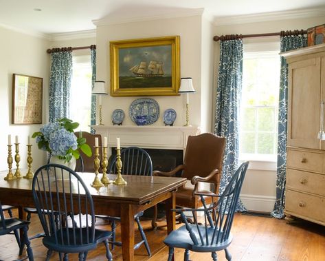 colonial dining room antique dining table Windsor chairs dining tables Colonial Dining Room, Blue And White Kitchen, Kitchen Dining Room Combo, Yellow Dining Room, Dining Room Paint Colors, House Journal, Journal Magazine, Blue Dining Chair, Dining Room Paint