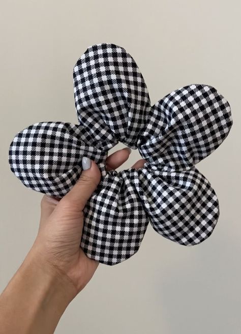 Sewing Household Items, Artsy Crafts, Flower Scrunchie, Diy Hair Scrunchies, Sandy Liang, Hair Scrunchies, Neutral Nails, Diy Hair Accessories, Sewing Gifts