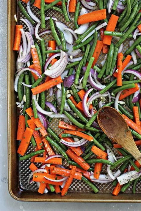 Roasted Green Beans And Carrots, Pan Green Beans, Green Bean Side Dish Recipes, Green Beans And Carrots, Carrots Roasted, Oven Roasted Green Beans, Oven Roasted Carrots, Green Beans Side Dish, Carrots And Green Beans