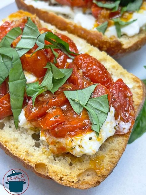 Toasted-bread-topped-with-creamy-burrata-cheese-and-a-flavorful-roasted-tomatoes-and-garlic-combo-that-will-leave-you-asking-for-more. Burrata Bread Recipe, Burrata Bread, Roasted Tomatoes And Burrata, Garlic Toast Recipe, Quick Appetizer Recipes, Easy Bruschetta Recipe, Burrata Recipe, Tomatoes On Toast, Easy Bruschetta