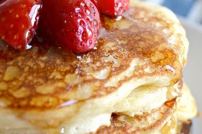 These light and fluffy pancakes are not only delicious but healthy too! The Greek yogurt provides the Greek Pancakes, Pancakes Fluffy, Light And Fluffy Pancakes, Greek Yogurt Pancakes, Savory Cakes, Yogurt Pancakes, Greek Yogurt Recipes, Vanilla Greek Yogurt, What's For Breakfast