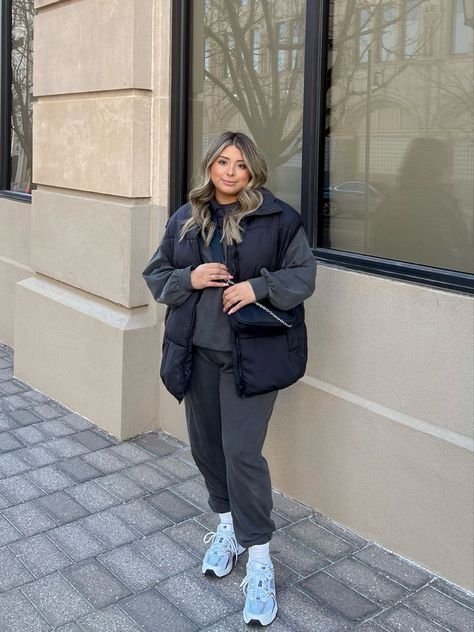 Casual Outfits Midsize Winter, Autumn 2023 Midsize Fashion, Midsize Snow Outfit, Autumn Winter Outfits Plus Size, Plus Rainy Day Outfit, Plus Size Fall Mom Outfits, Winter Athleisure Outfits Midsize, Puffer Vest Outfit Midsize, Curvy Cozy Outfit